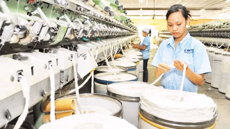 Công nhân làm việc tại Công ty cổ phần Dệt may Sơn Nam (Ninh Bình). (Ảnh KHÁNH AN)