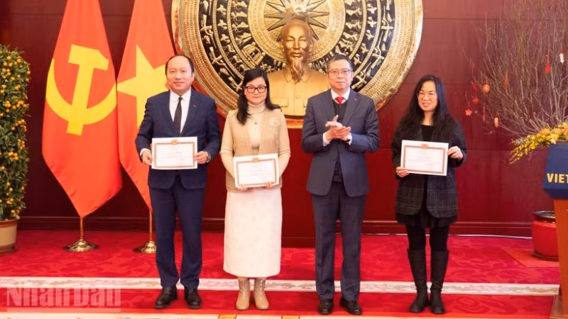 Đại diện các Chi bộ: Phòng Chính trị, Phòng Kinh tế và Khối Báo chí Việt Nam tại Trung Quốc nhận Giấy khen cho tập thể đạt thành tích "Hoàn thành xuất sắc nhiệm vụ" tiêu biểu năm 2025.