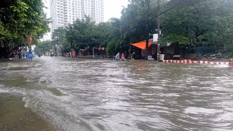 Hệ thống thoát nước của Hà Nội hiện đang bị quá tải.