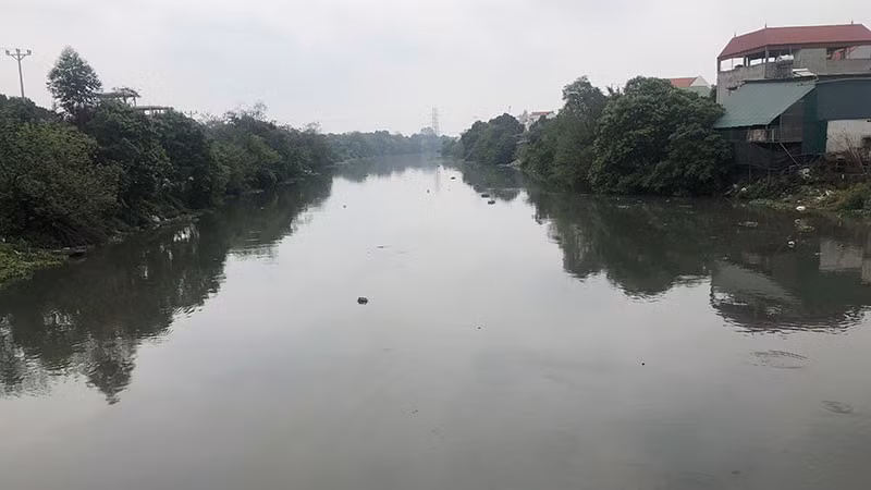 Chất lượng nước trên hệ thống thủy lợi Bắc Hưng Hải chảy qua địa bàn xã Nghĩa Trụ, huyện Văn Giang (Hưng Yên) đã được cải thiện. (Ảnh: HOÀNG HÙNG)