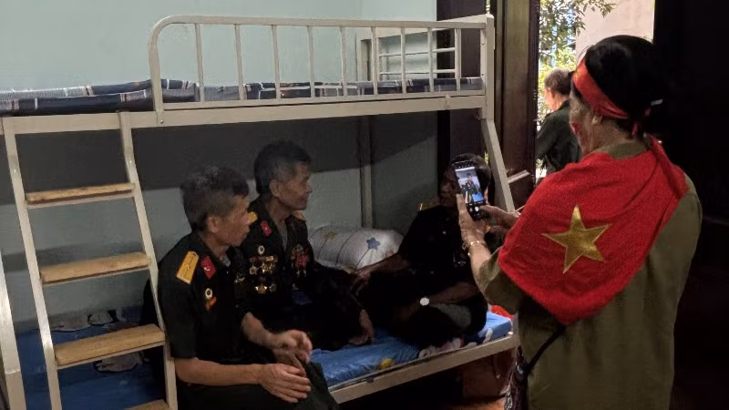 Những người lính từng vào sinh ra tử năm xưa, nay có dịp hội ngộ trong ngôi nhà chung thân tình.