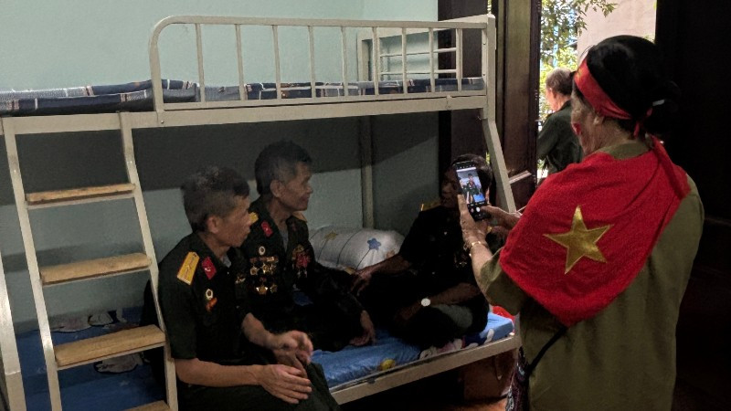 Những người lính từng vào sinh ra tử năm xưa, nay có dịp hội ngộ trong ngôi nhà chung thân tình.