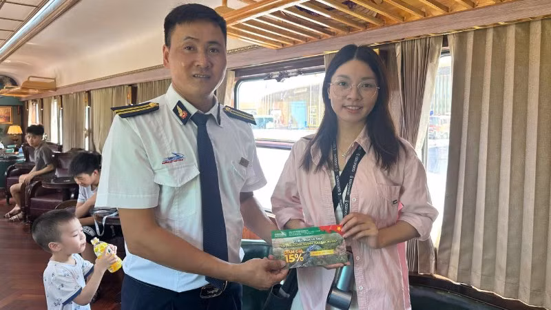 Khách tham quan được nhận phiếu mua vé tàu giảm giá 15%. 