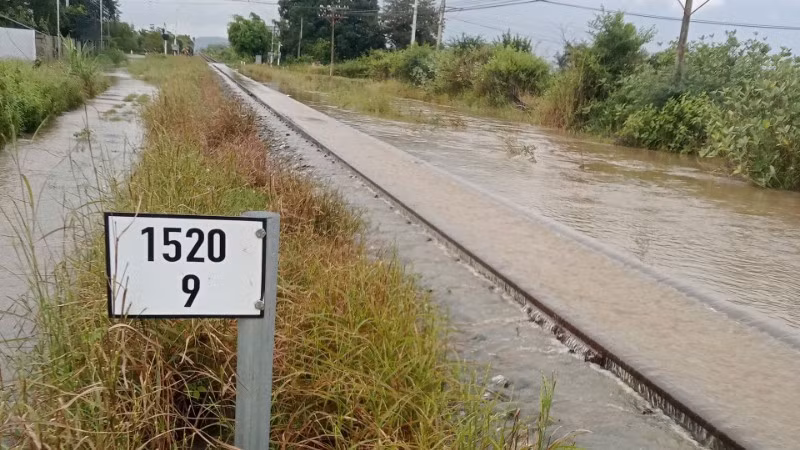 Mực nước tại hạ lưu dâng cao gây ngập cầu, đường, ảnh hưởng đến chạy tàu trên tuyến đường sắt Hà Nội-Thành phố Hồ Chí Minh.