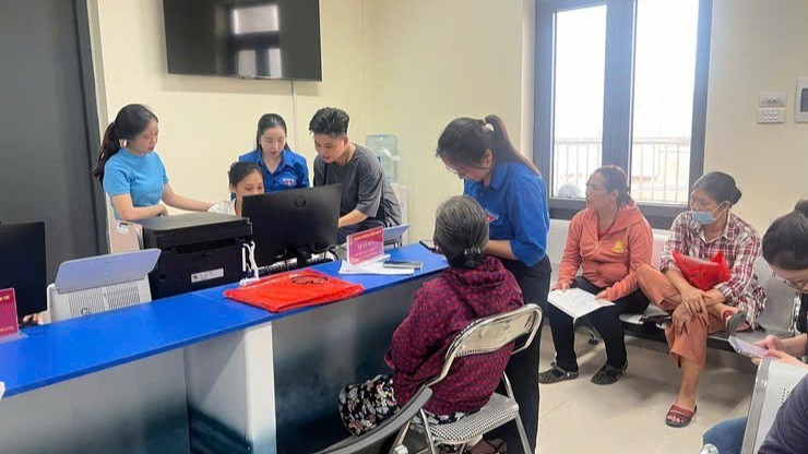 Thanh niên hướng dẫn người dân trong xã giải quyết các thủ tục hành chính.