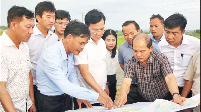 Lãnh đạo Ủy ban nhân dân tỉnh Lâm Đồng kiểm tra dự án khu tái định cư tại xã Hàm Kiệm.