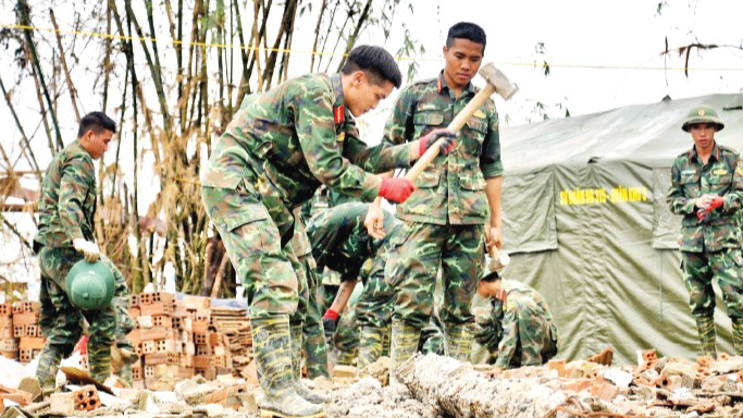 Bộ đội Quân khu 5 xây lại nhà cho người dân vùng lũ.