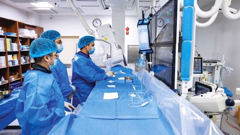 Các bác sĩ Bệnh viện Trung ương Quân đội 108 trong một ca can thiệp mạch cấp cứu.