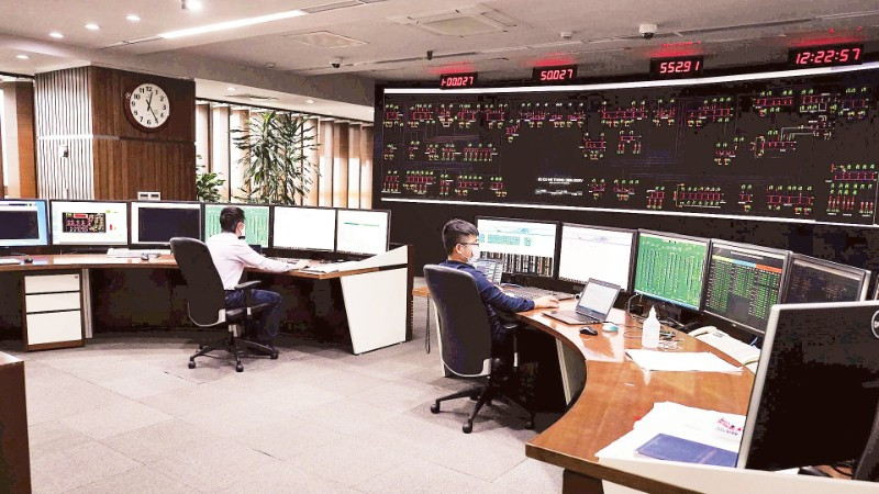 Kỹ sư trực vận hành tại Trung tâm Điều độ Hệ thống điện quốc gia, nơi trực tiếp điều hành hệ thống điện toàn quốc.