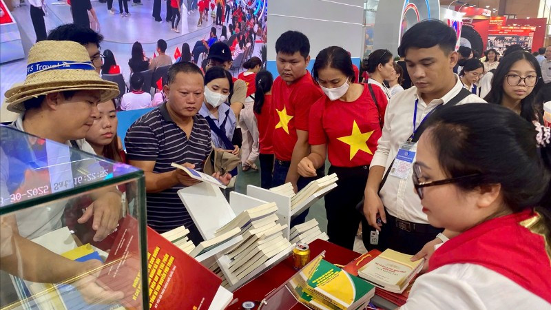 Hoạt động tặng sách tại gian trưng bày của Viện Hàn lâm Khoa học xã hội Việt Nam trong Triển lãm “80 năm hành trình Độc lập-Tự do-Hạnh phúc”.