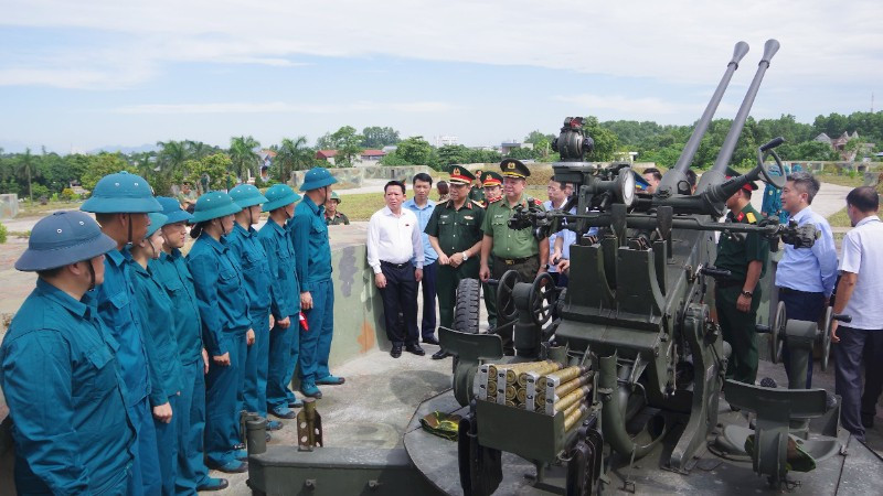 Đoàn công tác Ủy ban Quốc phòng-An ninh Quốc hội kiểm tra công tác sẵn sàng chiến đấu tại Đại đội phòng không, Ban Chỉ huy khu vực phòng thủ Công ty cổ phần gang thép Thái Nguyên.