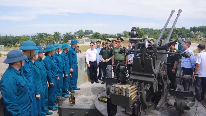 Đoàn công tác Ủy ban Quốc phòng-An ninh Quốc hội kiểm tra công tác sẵn sàng chiến đấu tại Đại đội phòng không, Ban Chỉ huy khu vực phòng thủ Công ty cổ phần gang thép Thái Nguyên.