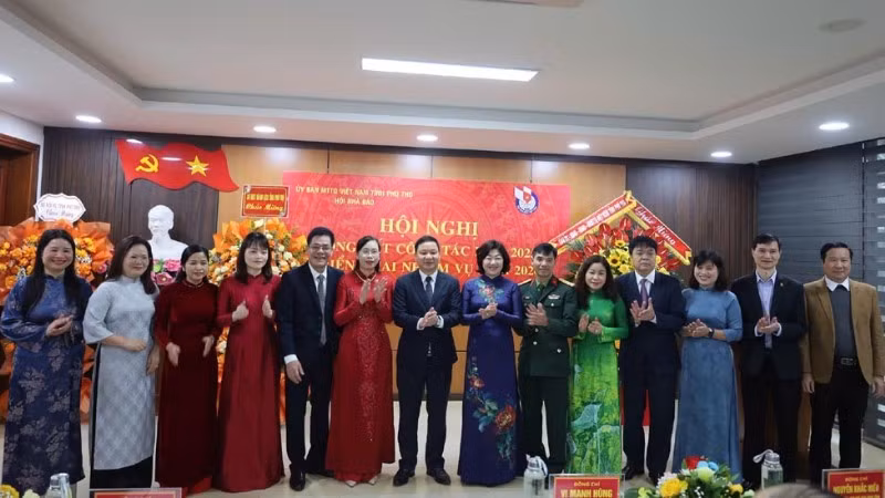 Ban Chấp hành lâm thời Hội Nhà báo tỉnh Phú Thọ sau sáp nhập ra mắt.