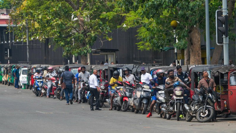 Người dân xếp hàng đổ xăng cho phương tiện tại Colombo, Sri Lanka ngày 17/3/2026. (Ảnh: THX/TTXVN)