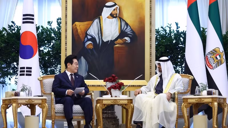 Tổng thống Hàn Quốc Lee Jae Myung (giữa, trái) và Tổng thống UAE Sheikh Mohamed bin Zayed Al Nahyan (giữa, phải) tại cuộc gặp ở Abu Dhabi ngày 18/11/2025. (Ảnh: Yonhap/TTXVN)