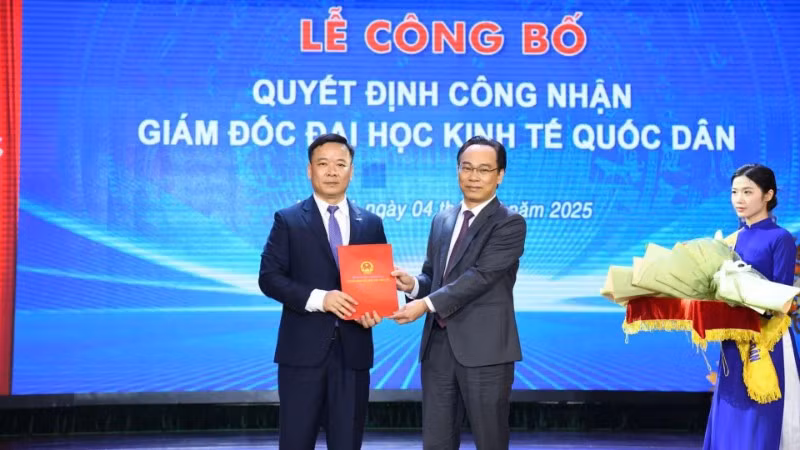 Thứ trưởng Bộ Giáo dục và Đào tạo Hoàng Minh Sơn trao Quyết định công nhận Giám đốc Đại học Kinh tế Quốc dân cho Phó Giáo sư, Tiến sĩ Bùi Huy Nhượng. (Ảnh: TUẤN ANH)