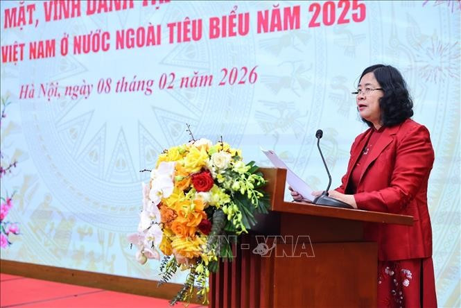 Đồng chí Bùi Thị Minh Hoài, Chủ tịch Uỷ ban Trung ương Mặt trận Tổ quốc Việt Nam phát biểu tại buổi gặp mặt, vinh danh tập thể, cá nhân người Việt Nam ở nước ngoài tiêu biểu năm 2025. (Ảnh: MINH ĐỨC/TTXVN)