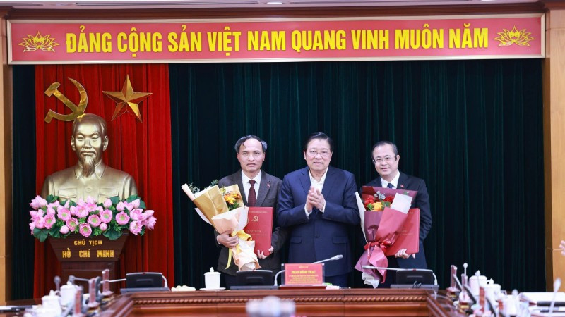 Đồng chí Phan Đình Trạc, Ủy viên Bộ Chính trị, Bí thư Trung ương Đảng, Trưởng Ban Nội chính Trung ương trao các Quyết định điều động, bổ nhiệm cho các cán bộ của Ban. 