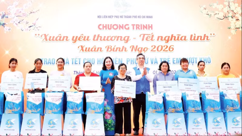 Lãnh đạo Thành phố Hồ Chí Minh trao quà Tết tặng người dân. (Ảnh: PHAN ANH)