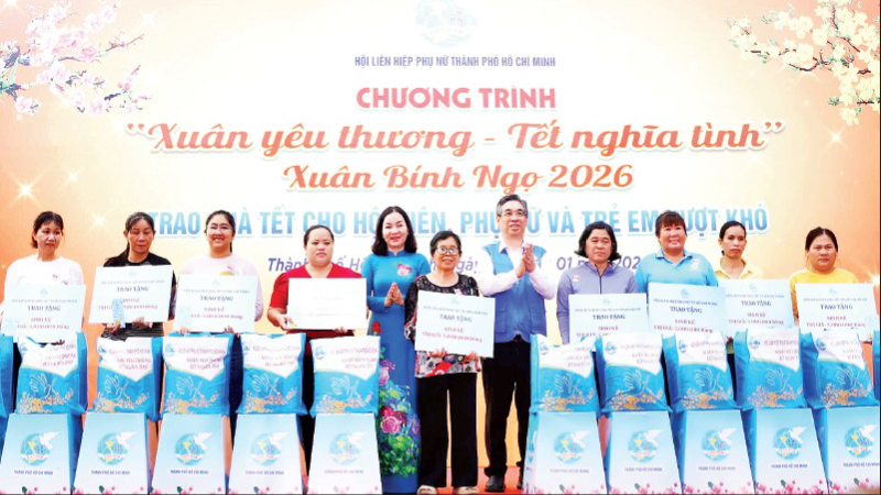 Lãnh đạo Thành phố Hồ Chí Minh trao quà Tết tặng người dân. (Ảnh: PHAN ANH)