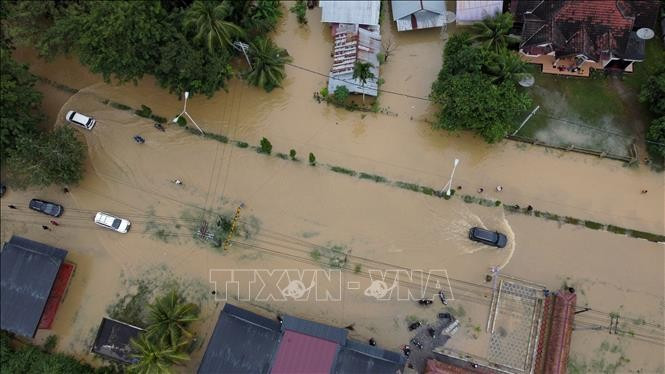 Cảnh ngập lụt sau những trận mưa lớn tại tỉnh Aceh, Indonesia. (Ảnh: THX/TTXVN)