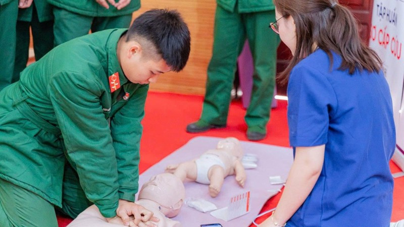 Cán bộ y tế Bệnh viện đa khoa Hùng Vương hướng dẫn chiến sĩ Sư đoàn 316 kỹ năng xử trí cấp cứu.