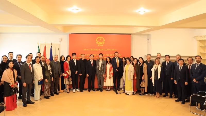 Đồng chí Phan Đình Trạc gặp gỡ cán bộ, nhân viên Đại sứ quán và cộng đồng Việt Nam tại Bồ Đào Nha. (Ảnh: Anh Hiển - TTXVN)