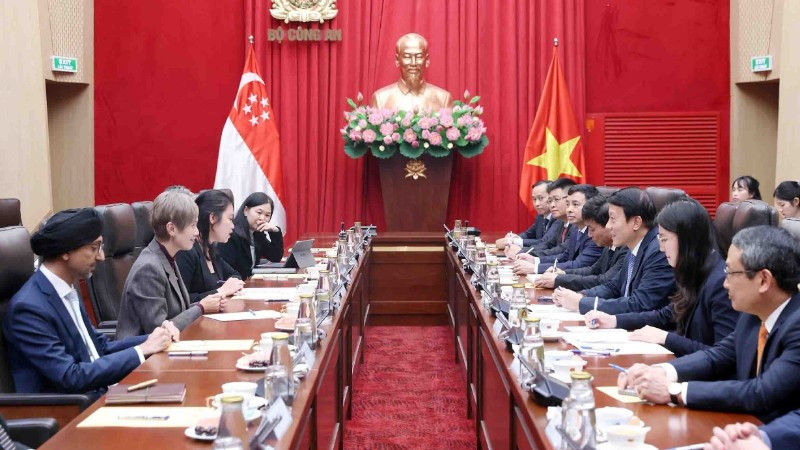 Đại tướng Lương Tam Quang, Bộ trưởng Bộ Công an hội đàm với Bộ trưởng Bộ Phát triển Kỹ thuật số và Thông tin Singapore Josephine Teo. (Ảnh: Phạm Kiên/TTXVN)