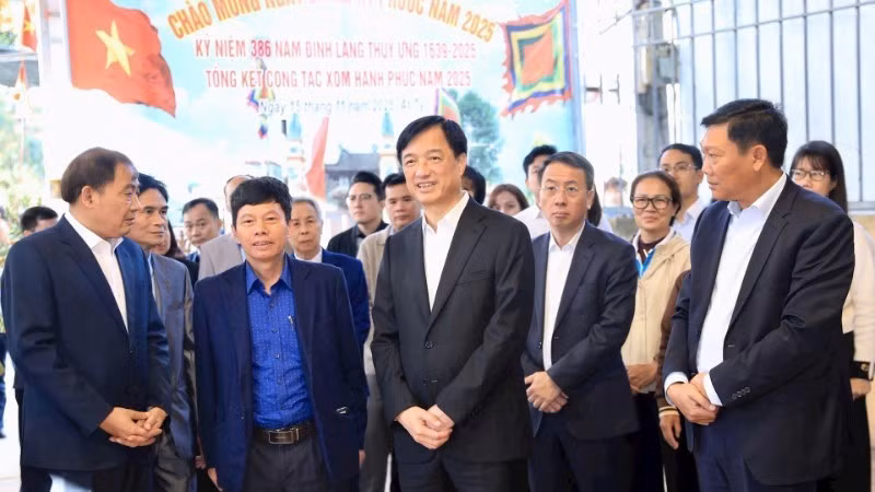 Bí thư Thành ủy Hà Nội Nguyễn Duy Ngọc kiểm tra công tác chuẩn bị bầu cử tại thôn Thụy Ứng, xã Thường Tín. (ảnh: Quang Thái).