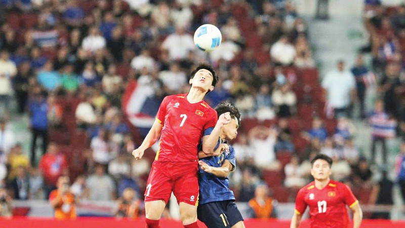 Tiền đạo Đình Bắc (số 7) ba lần liên tiếp đoạt danh hiệu “Cầu thủ xuất sắc nhất trận đấu” tại SEA Games 33 trong pha tranh bóng với U22 Thái Lan.