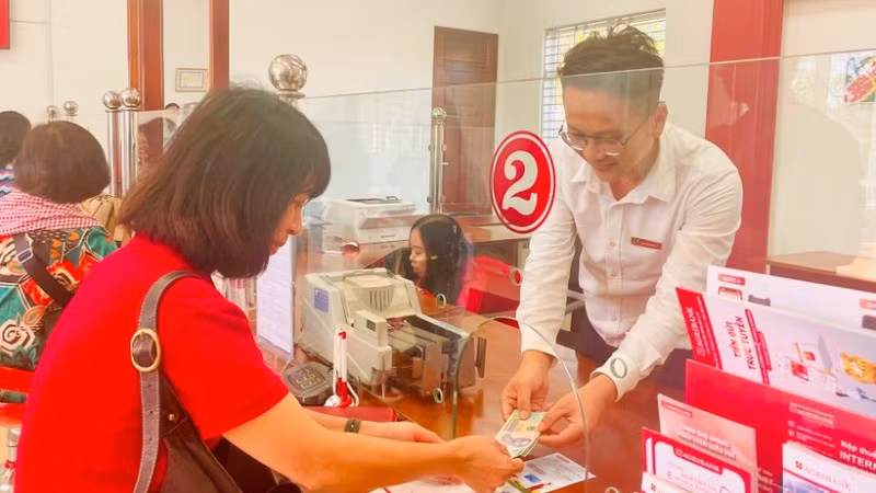 Khách hàng giao dịch tại chi nhánh Ngân hàng Agribank. (Ảnh: HỒNG ANH)