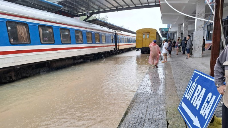 Nhiều điểm ngập nước, sạt lở và tiềm ẩn nguy cơ mất an toàn chạy tàu, ngành Đường sắt buộc phải ngừng hoạt động 25 đoàn tàu.