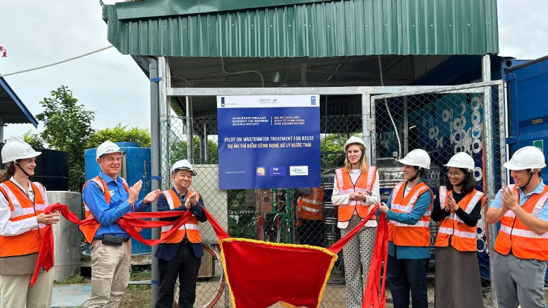 Đại diện các cơ quan tham dự tại Lễ khởi động Dự án thí điểm tái sử dụng nước thải tại khu công nghiệp DEEP C Hải Phòng 2.