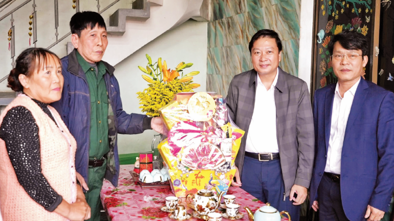Chủ tịch Ủy ban nhân dân tỉnh Quảng Trị Lê Hồng Vinh thăm, tặng quà Tết Bính Ngọ 2026 thương binh Ngô Thanh Huân ở phường Đồng Thuận.
