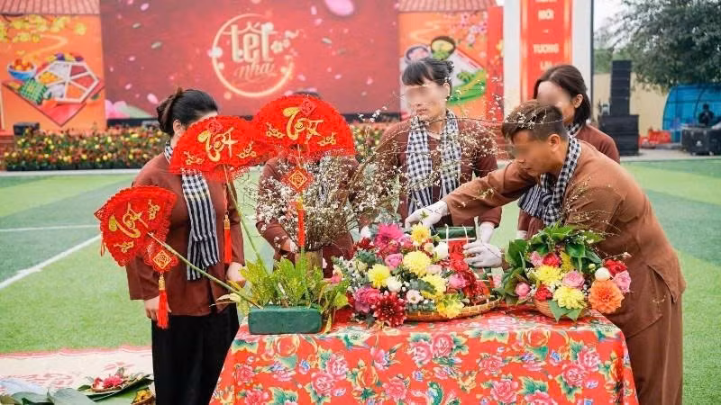 Thi bày mâm ngũ quả.