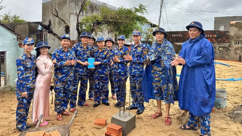 Chỉ huy Lữ đoàn 161 kiểm tra công tác cứu hộ, cứu nạn, giúp đỡ nhân dân sau mưa lũ.