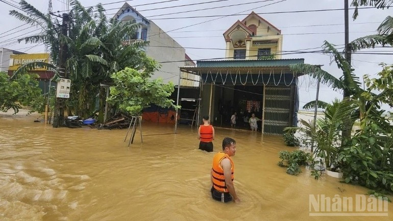 Ngày 30/9, tại xã Nông Cống (Thanh Hóa), hàng nghìn hộ dân đang bị cô lập trong biển nước. (Ảnh: THANH TRÀ)