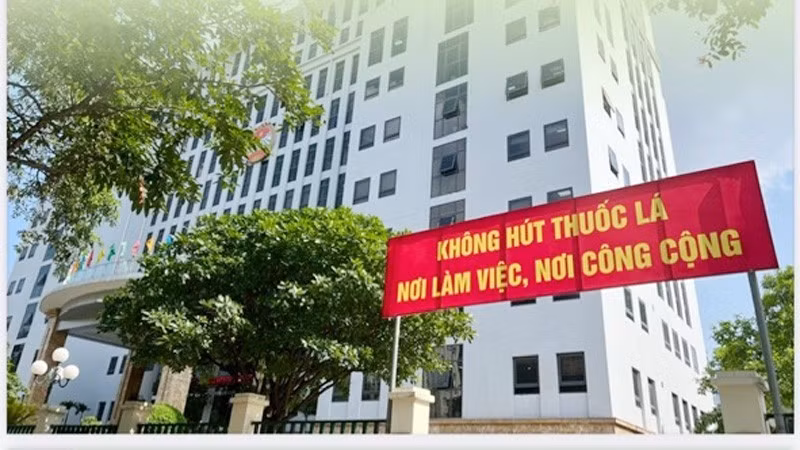 Vì một môi trường làm việc không khói thuốc lá. (Ảnh: HUY SƠN)