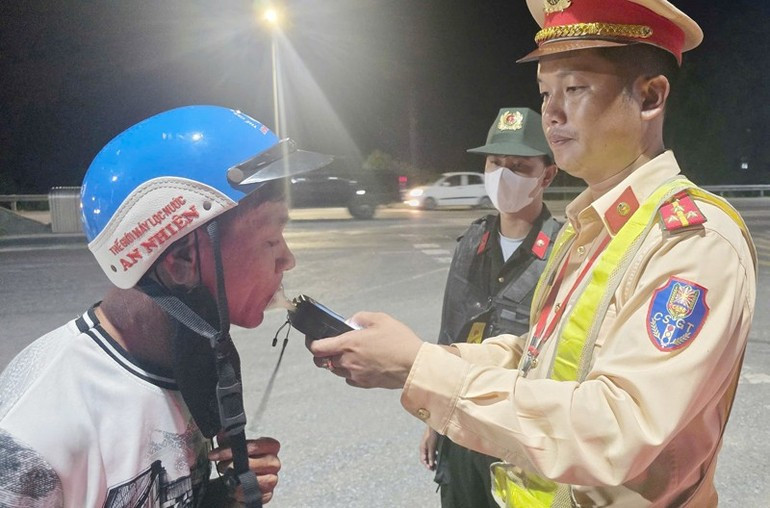 Kiểm tra nồng độ cồn của người tham gia giao thông. (Ảnh: LÂM QUANG HUY)