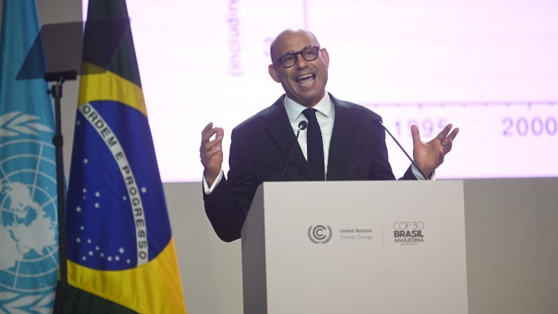 Thư ký điều hành Công ước khung của LHQ về biến đổi khí hậu, ông Simon Stiell phát biểu tại Hội nghị COP30 ở Belem, Brazil ngày 10/11/2025. (Ảnh: THX/TTXVN)