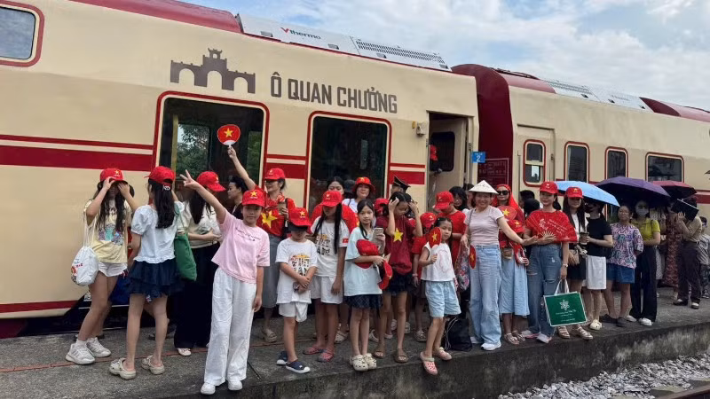 Du khách hào hứng trải nghiệm tuyến tàu du lịch mới của Hà Nội. 