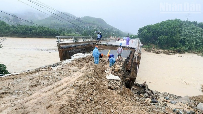Lực lượng khắc phục thiệt hại do mưa lũ.
