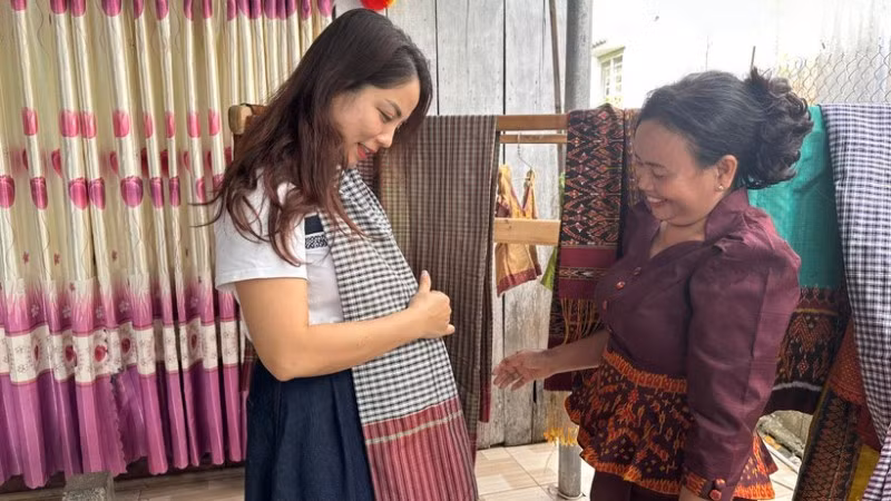 Nghệ nhân Néang Chanh Ty giới thiệu các sản phẩm của Hợp tác xã với khách du lịch.