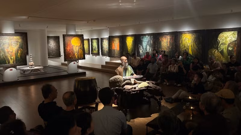 Không gian của buổi triển lãm “Hơi thở bồ đề”. (Ảnh: CAO HƯƠNG)