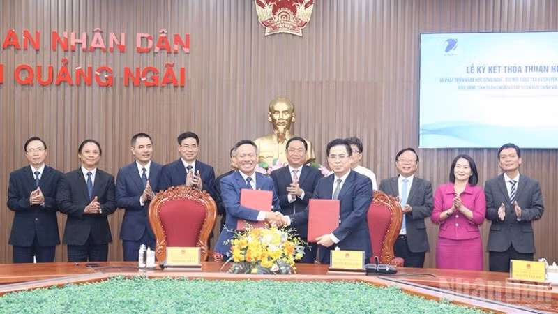 Lãnh đạo tỉnh Quảng Ngãi và Tập đoàn VNPT thực hiện nghi thức ký kết thỏa thuận hợp tác về phát triển khoa học công nghệ, đổi mới sáng tạo và chuyển đổi số giai đoạn 2025-2030.