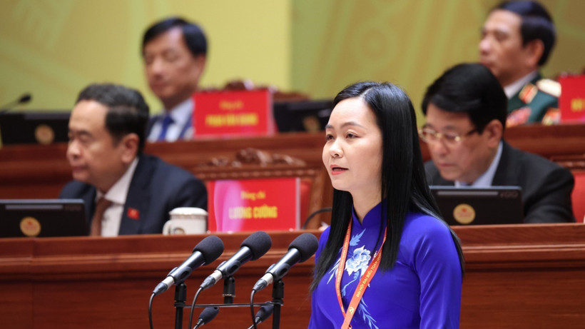 Đồng chí Nguyễn Thị Thúy Lam, Bí thư Đảng ủy, Chủ tịch Hội đồng nhân dân xã Tân Khánh Trung (tỉnh Đồng Tháp), trình bày tham luận “Xây dựng địa phương hạnh phúc, góp phần hiện thực hóa khát vọng xây dựng đất nước phồn vinh, thịnh vượng”. (Ảnh: TTXVN)