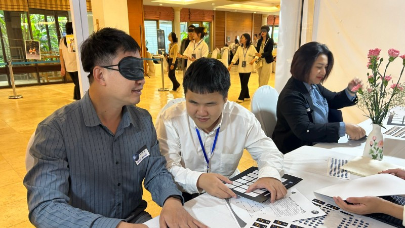 Điều đặc biệt của sự kiện là người khiếm thị trực tiếp hướng dẫn các hoạt động trải nghiệm cho khách tham dự. (Ảnh: CAO HƯƠNG)