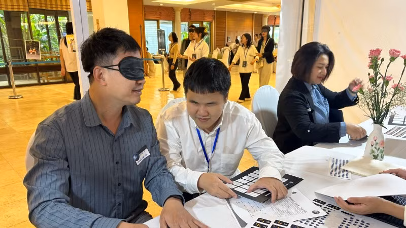 Điều đặc biệt của sự kiện là người khiếm thị trực tiếp hướng dẫn các hoạt động trải nghiệm cho khách tham dự. (Ảnh: CAO HƯƠNG)