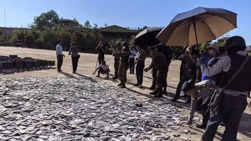 Lực lượng chức năng tiêu hủy nhiều thiết bị điện tử thu giữ trong chiến dịch. (Nguồn: Cảnh sát Myanmar)