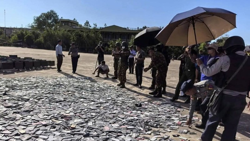 Lực lượng chức năng tiêu hủy nhiều thiết bị điện tử thu giữ trong chiến dịch. (Nguồn: Cảnh sát Myanmar)